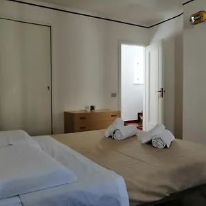 Stanza A , Cefalù Italia